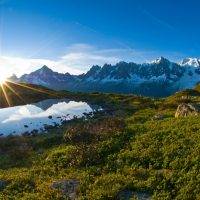 lever-du-jour-au-bord-d-un-petit-lac-pres-du